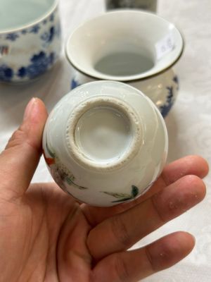 Een gevarieerde collectie Chinees blauw-wit en famille rose porselein, 18e eeuw en later — foto 30