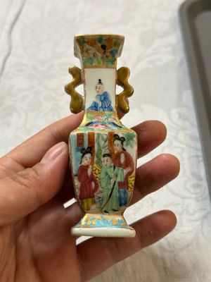 Een gevarieerde collectie Chinees blauw-wit en famille rose porselein, 18e eeuw en later — foto 8