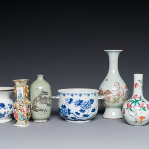 Een gevarieerde collectie Chinees blauw-wit en famille rose porselein, 18e eeuw en later — foto 1
