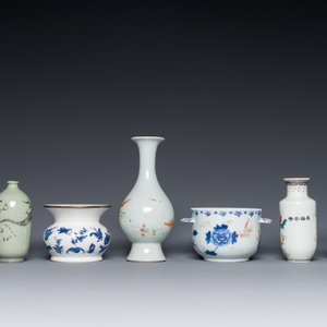 Een gevarieerde collectie Chinees blauw-wit en famille rose porselein, 18e eeuw en later — foto 3