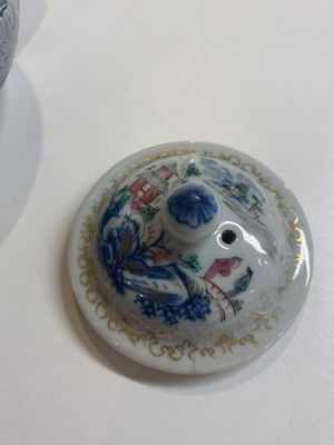 Een gevarieerde collectie Chinees blauw-wit en famille rose porselein, Qianlong en later — foto 12