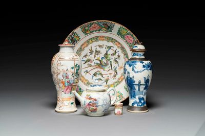 Een gevarieerde collectie Chinees blauw-wit en famille rose porselein, Qianlong en later