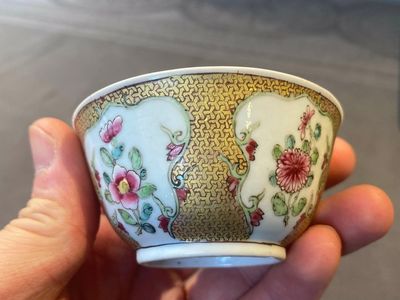 Een gevarieerde collectie Chinees blauw-wit, famille rose en Imari-stijl porselein, Yongzheng/Qianlong — foto 20