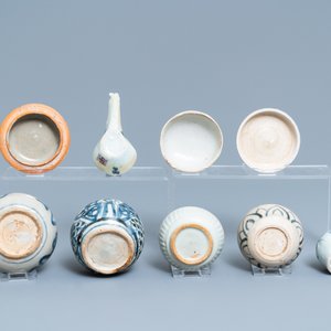 Een gevarieerde collectie Chinees blauw-wit porselein, Ming en later — foto 16