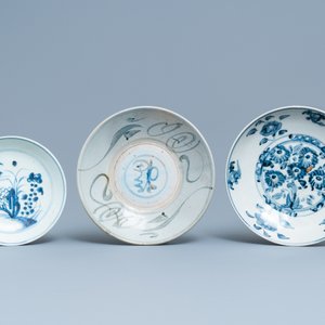 Een gevarieerde collectie Chinees blauw-wit porselein, Ming en later — foto 3