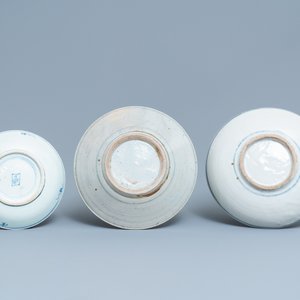 Een gevarieerde collectie Chinees blauw-wit porselein, Ming en later — foto 4