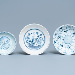 Een gevarieerde collectie Chinees blauw-wit porselein, Ming en later — foto 5