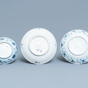 Een gevarieerde collectie Chinees blauw-wit porselein, Ming en later — foto 6