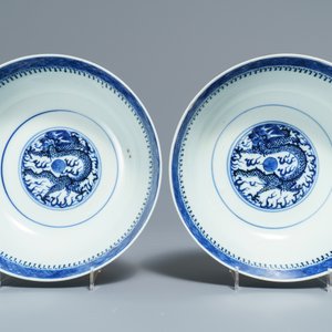 Een gevarieerde collectie Chinees blauwwit en famille verte porselein, 19e eeuw — foto 3