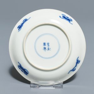 Een gevarieerde collectie Chinees blauwwit porselein, Kangxi — foto 12
