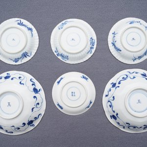 Een gevarieerde collectie Chinees blauwwit porselein, Kangxi — foto 16