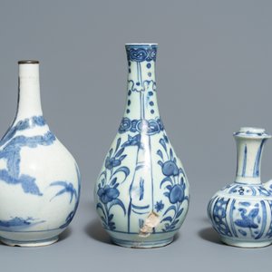 Een gevarieerde collectie Chinees blauwwit porselein, Ming en later — foto 3