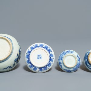 Een gevarieerde collectie Chinees blauwwit porselein, Ming en later — foto 10