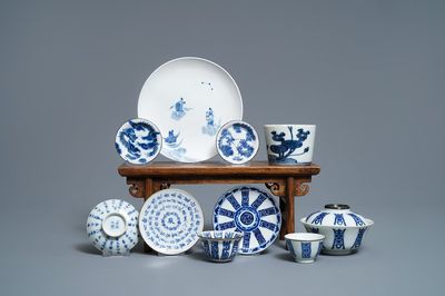 Een gevarieerde collectie Chinees 'Bleu de Hue' porselein voor de Vietnamese markt, 19e eeuw