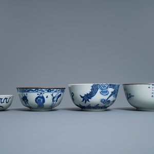 Een gevarieerde collectie Chinees 'Bleu de Hue' porselein voor de Vietnamese markt, 19e eeuw — foto 6