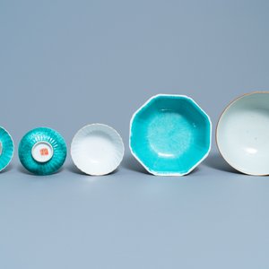 Een gevarieerde collectie Chinees famille rose en monochroom porselein, 19/20e eeuw — foto 6