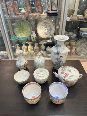 Een gevarieerde collectie Chinees famille rose en qianjiang cai porselein, 19/20e eeuw — foto 1