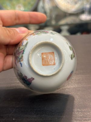 Een gevarieerde collectie Chinees famille rose en qianjiang cai porselein, 19/20e eeuw — foto 18