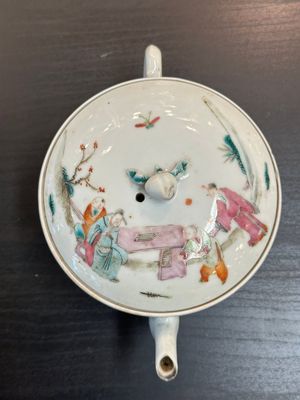Een gevarieerde collectie Chinees famille rose en qianjiang cai porselein, 19/20e eeuw — foto 21