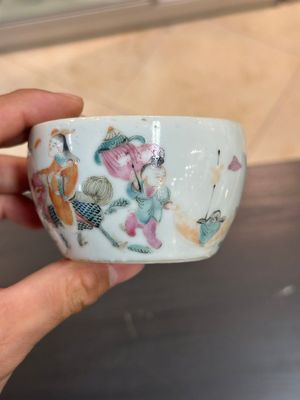 Een gevarieerde collectie Chinees famille rose en qianjiang cai porselein, 19/20e eeuw — foto 49