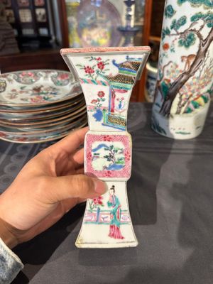 Een gevarieerde collectie Chinees famille rose en verte porselein, 18/19e eeuw — foto 73