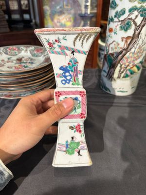 Een gevarieerde collectie Chinees famille rose en verte porselein, 18/19e eeuw — foto 77