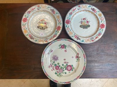 Een gevarieerde collectie Chinees grisaille en famille rose porselein, Yongzheng/Qianlong — foto 1