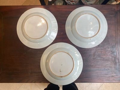 Een gevarieerde collectie Chinees grisaille en famille rose porselein, Yongzheng/Qianlong — foto 11