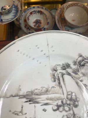 Een gevarieerde collectie Chinees grisaille en famille rose porselein, Yongzheng/Qianlong — foto 13