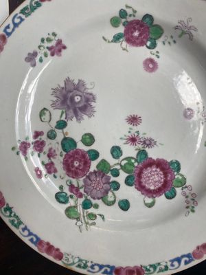Een gevarieerde collectie Chinees grisaille en famille rose porselein, Yongzheng/Qianlong — foto 5