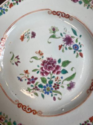 Een gevarieerde collectie Chinees grisaille en famille rose porselein, Yongzheng/Qianlong — foto 7