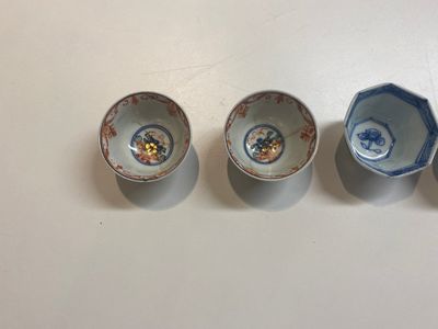 Een gevarieerde collectie Chinees porselein, Ming en later — foto 7