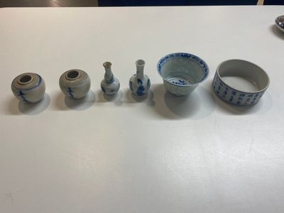 Een gevarieerde collectie Chinees porselein, Ming en later — foto 10
