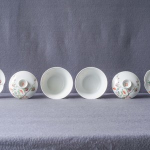 Een gevarieerde collectie Chinees qianjiang cai, blauw-wit en famille rose porselein, 19/20e eeuw — foto 30