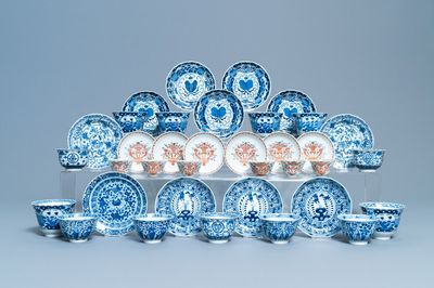 Een gevarieerde collectie Chinese blauw-witte en famille rose koppen en schotels, Qianlong en 19e eeuw