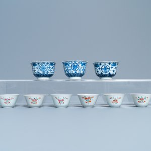 Een gevarieerde collectie Chinese blauw-witte en famille rose koppen en schotels, Qianlong en 19e eeuw — foto 14