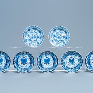Een gevarieerde collectie Chinese blauw-witte en famille rose koppen en schotels, Qianlong en 19e eeuw — foto 4