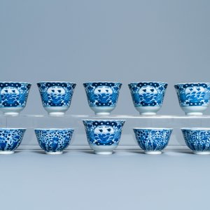 Een gevarieerde collectie Chinese blauw-witte en famille rose koppen en schotels, Qianlong en 19e eeuw — foto 6