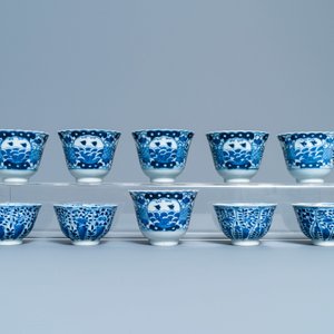 Een gevarieerde collectie Chinese blauw-witte en famille rose koppen en schotels, Qianlong en 19e eeuw — foto 8