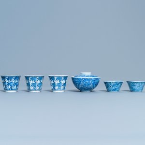 Een gevarieerde collectie Chinese blauw-witte koppen en schotels, Kangxi — foto 13