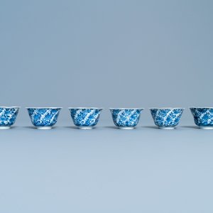 Een gevarieerde collectie Chinese blauw-witte koppen en schotels, Kangxi — foto 9