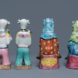 Een gevarieerde collectie Chinese famille rose, blauw-witte en blanc de Chine figuren, 18e eeuw en later — foto 15