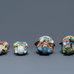 Een gevarieerde collectie Chinese famille rose, blauw-witte en blanc de Chine figuren, 18e eeuw en later — foto 19