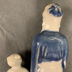Een gevarieerde collectie Chinese famille rose, blauw-witte en blanc de Chine figuren, 18e eeuw en later — foto 23