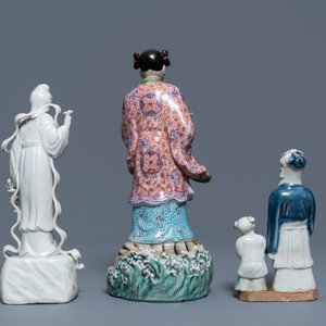 Een gevarieerde collectie Chinese famille rose, blauw-witte en blanc de Chine figuren, 18e eeuw en later — foto 3