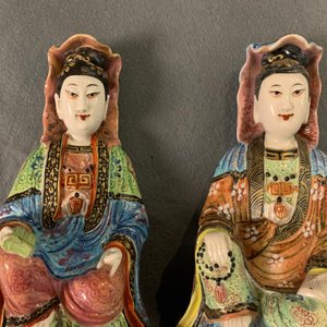 Een gevarieerde collectie Chinese famille rose, blauw-witte en blanc de Chine figuren, 18e eeuw en later — foto 32