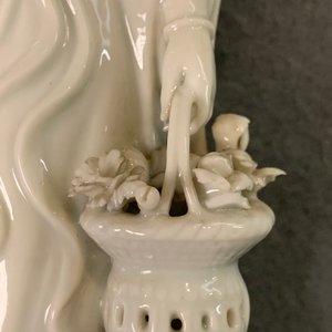 Een gevarieerde collectie Chinese famille rose, blauw-witte en blanc de Chine figuren, 18e eeuw en later — foto 48