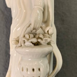 Een gevarieerde collectie Chinese famille rose, blauw-witte en blanc de Chine figuren, 18e eeuw en later — foto 49