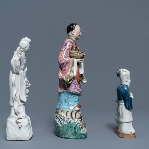 Een gevarieerde collectie Chinese famille rose, blauw-witte en blanc de Chine figuren, 18e eeuw en later — foto 5