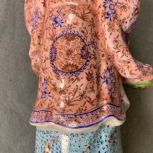 Een gevarieerde collectie Chinese famille rose, blauw-witte en blanc de Chine figuren, 18e eeuw en later — foto 60